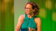 Aufnahme von der Gala des Klassik Forums im Kölner Funkhaus: Carolin Pirich schnippst mit den Fingern.