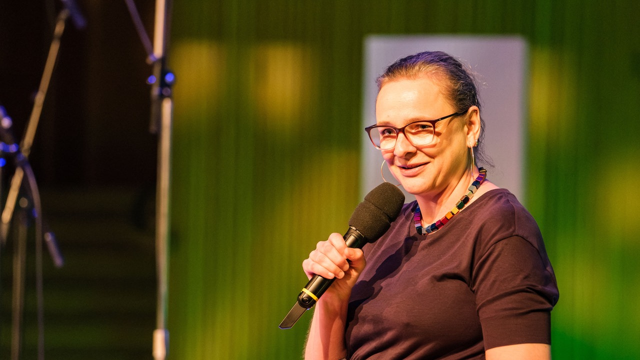 Aufnahme von der Gala des Klassik Forums im Kölner Funkhaus: Nele Freudenberger spricht in ein Mikrofon.