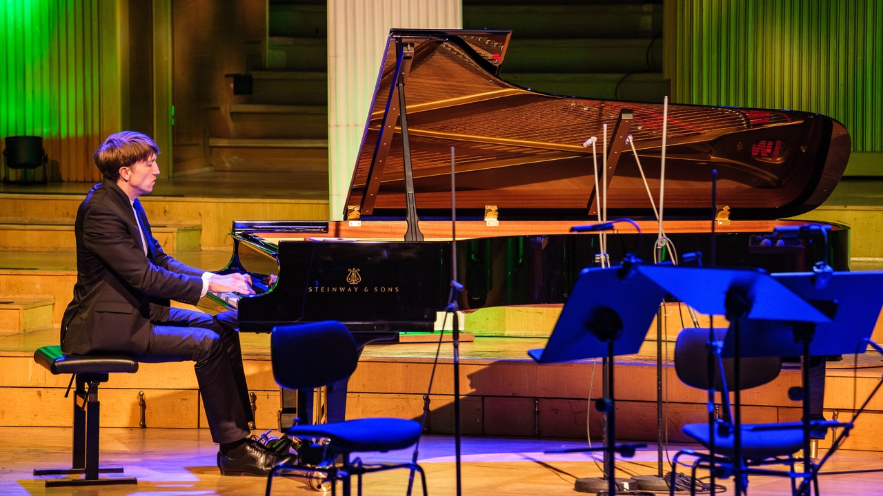 Aufnahme von der Gala des Klassik Forums im Kölner Funkhaus: Fabian Müller am Flügel.