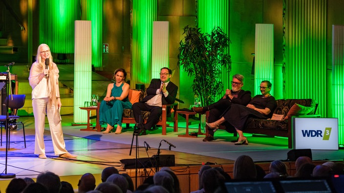 Aufnahme von der Gala des Klassik Forums im Kölner Funkhaus: Susanne Ockelmann umgeben vom Team des Klassik Forums.