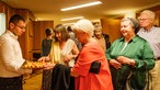 Aufnahme von der Gala des Klassik Forums im Kölner Funkhaus: Besucherinnen und Besuchern wir ein Tabellet mit Canapés gereicht.