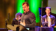 Aufnahme von der Gala des Klassik Forums im Kölner Funkhaus: Bariton Holger Falk singt.