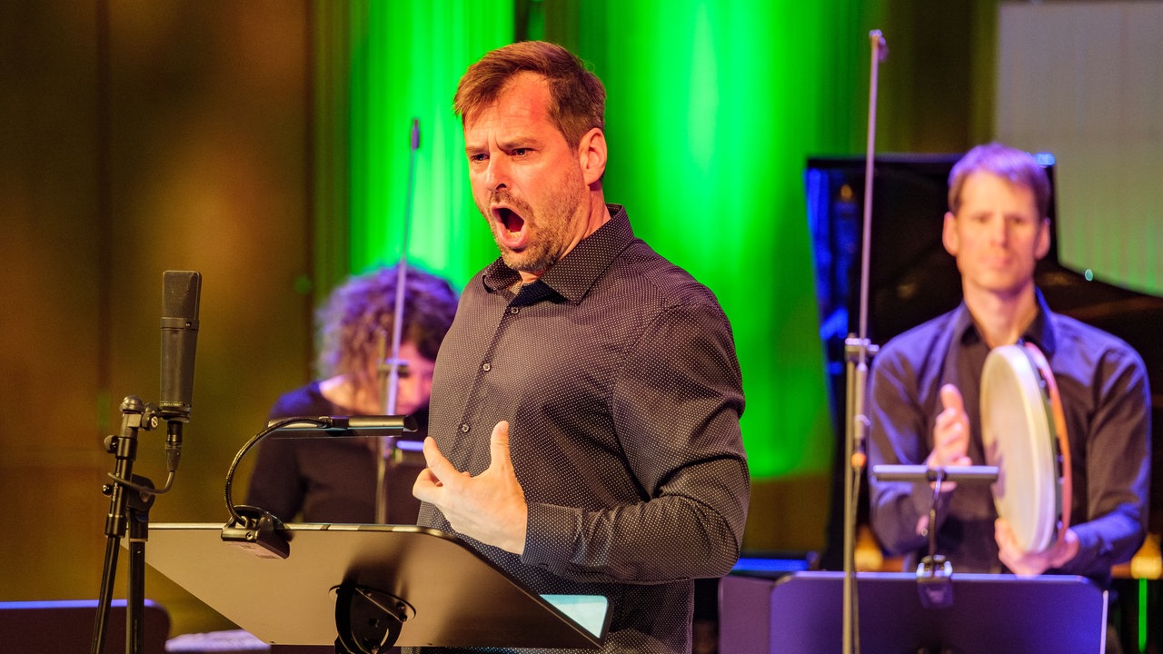 Aufnahme von der Gala des Klassik Forums im Kölner Funkhaus: Bariton Holger Falk singt.