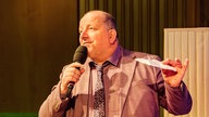Aufnahme von der Gala des Klassik Forums im Kölner Funkhaus: Hein van Eekert spricht in ein Mikrofon.