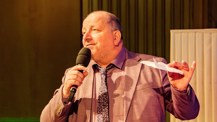 Aufnahme von der Gala des Klassik Forums im Kölner Funkhaus: Hein van Eekert spricht in ein Mikrofon.