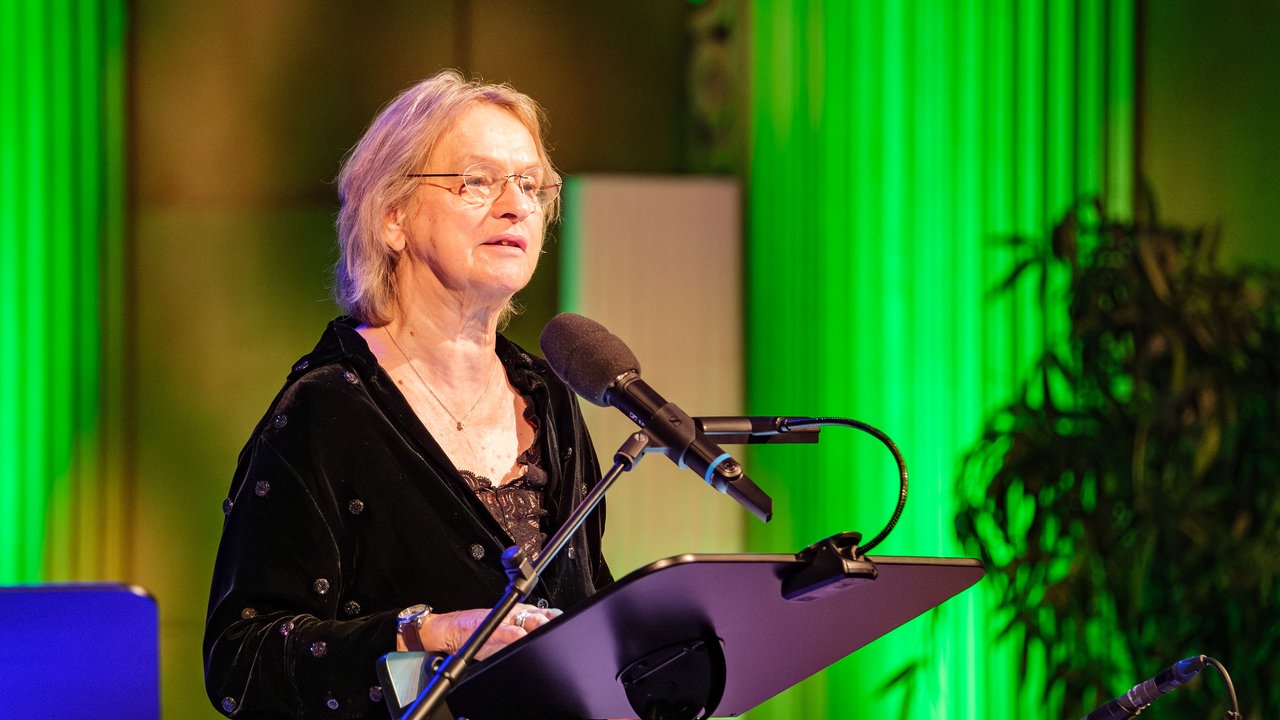 Aufnahme von der Gala des Klassik Forums im Kölner Funkhaus: Elke Heidenreich liest an einem Stehpult.