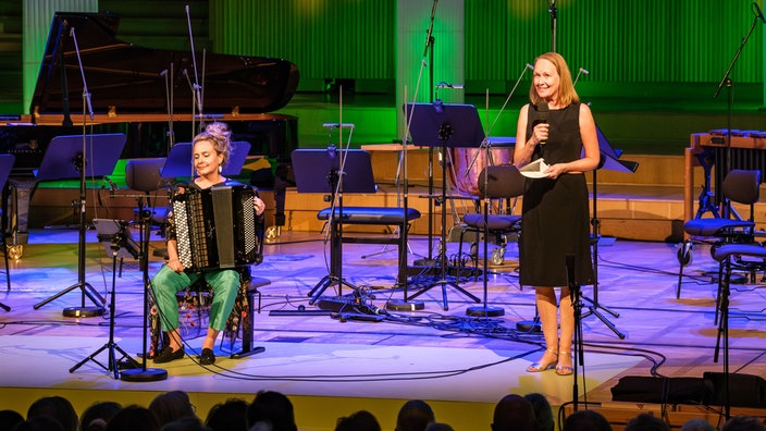 Aufnahme von der Gala des Klassik Forums im Kölner Funkhaus: Heike Schwers auf der Bühne mit Mikrofon.