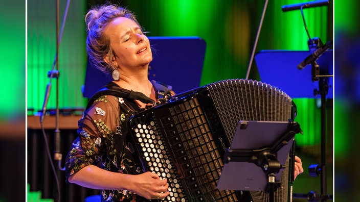 Aufnahme von der Gala des Klassik Forums im Kölner Funkhaus: Viviane Chassot spielt Akkordeon.