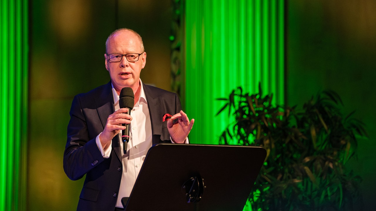 Aufnahme von der Gala des Klassik Forums im Kölner Funkhaus: Wolfgang Sandberger spricht in ein Mikrofon.