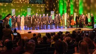 Aufnahme von der Gala des Klassik Forums im Kölner Funkhaus: Protagonisten auf der Bühne, das Publikum applaudiert.