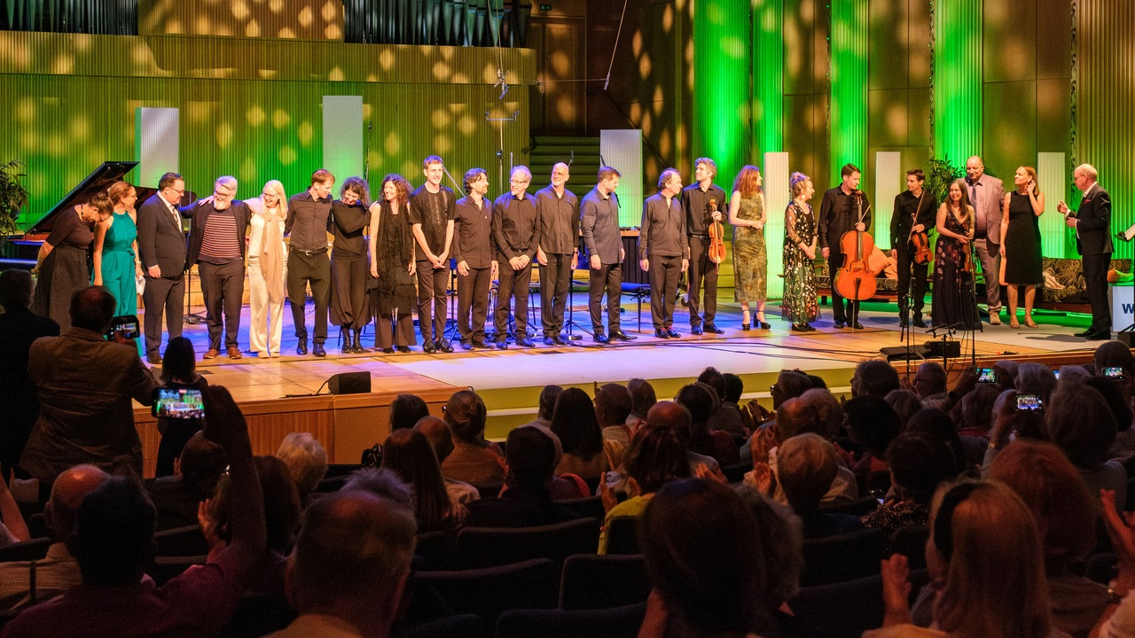 Aufnahme von der Gala des Klassik Forums im Kölner Funkhaus: Protagonisten auf der Bühne, das Publikum applaudiert.