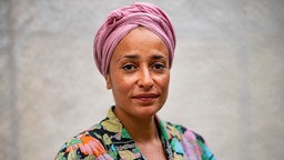 Das Beitragsbild des WDR3 Kulturfeature "London Northwest: Ein Spaziergang mit der Schriftstellerin Zadie Smith" zeigt ein Porträt von Zadie Smith aus 2022.