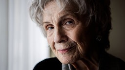 Das Beitragsbild des WDR3 Kulturfeature "Buchclub - Annäherungen an Alice Munro" zeigt ein Porträt von Alice Munro