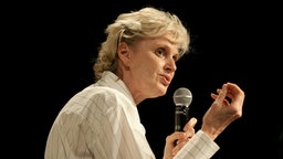 Das Beitragsbild des WDR3 Kulturfeature "Being a Story - Von der Kraft des Erzählens" zeigt ein Porträt der Essayistin Siri Hustvedt.