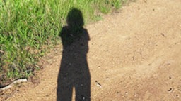 Das Beitragsbild des WDR3 Kulturfeature „Breathing Through Reality“ zeigt den Schatten einer Frau
