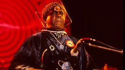 Das Foto zeigt den Musikavantgardisten Sun Ra während eines Konzerts in den 70er Jahren