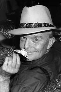 Schwarzweiß Aufnahme des amerikanischen Schriftstellers Truman Capote 1979 im legendären New Yorker Studio 54.