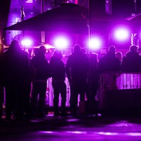 Menschen stehen vor einem Club Schlange, Symbolbild Nachtleben