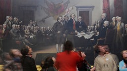 Besucherinnen und Besucher unterhalb des Gemäldes "Declaration of Independence" von John Trumbull in der Rotunde des US-Kapitols.