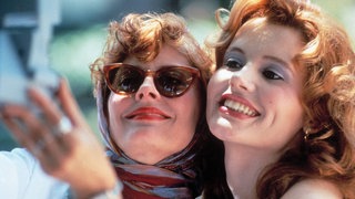 Louise (Susan Sarandon; l.) und Thelma (Geena Davis; r.) in einer Szene im Film "Thelma und Louise" von Regisseur Ridley Scott aus dem Jahr 1991.