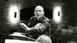 Schwarz-Weiß-Foto: Hans Werner Henze dirigiert beim Aldeburgh Festival für Klassische 1982.