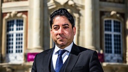 Mouhanad Khorchide steht vor dem Schloss zu Münster.
