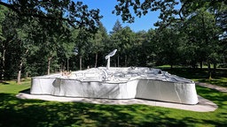 Außenaufnahme der begehbaren Betonskulptur "Jardin d'émail" des französichen Künstlers Jean Dubuffet zwischen Bäumen als Teil des Kröller-Müller Museums.