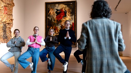 "Visual Arts Yoga" im Kunstpalast Düsseldorf: Menschen machen Yoga-Übungen vor Gemälden in einem Ausstellungsraum.