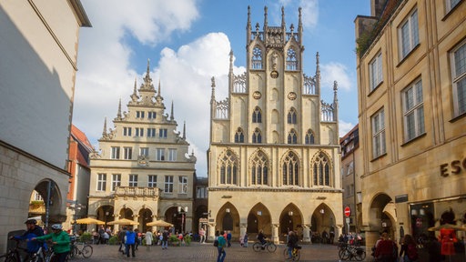 Rathaus Münster - Blick auf Historische Rathaus (rechts) und das Stadtweinhaus (links) am Prinzipalmarkt