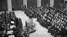 Schwarz-Weiß-Aufnahme: Im Bonner Museum Koenig werden am 1. September 1948 die Beratungen des Parlamentarischen Rates zur Ausarbeitung des Grundgesetzes bei einem Festakt mit Orchester eröffnet.