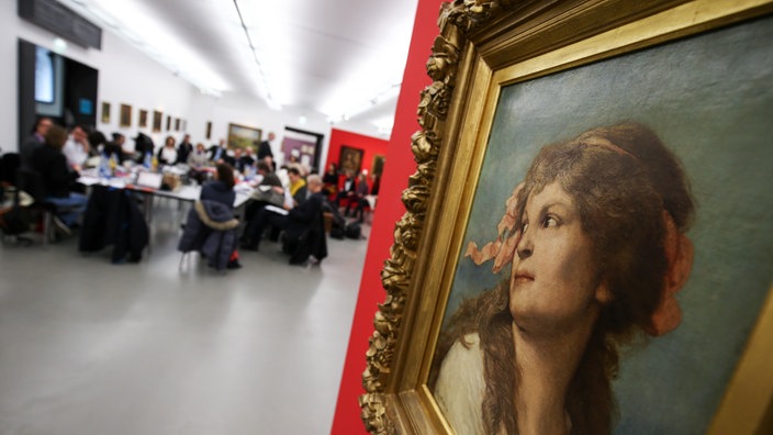 Archivaufnahme von 2015: Das "Mädchenbildnis" von Gabriel von Max im Museum im Kulturspeicher beim 1. Internationalen Tag der Provenienzforschung, im Hintergrund Besucher der Tagung.