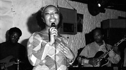 Die Soulsängerin Roberta Flack singt in Ronnie Scott’s Jazz Club in Soho, London, Anfang der 70er Jahre.