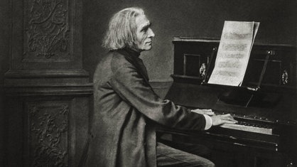 Franz Liszt am Klavier / Foto von E. Hanfstaengl
