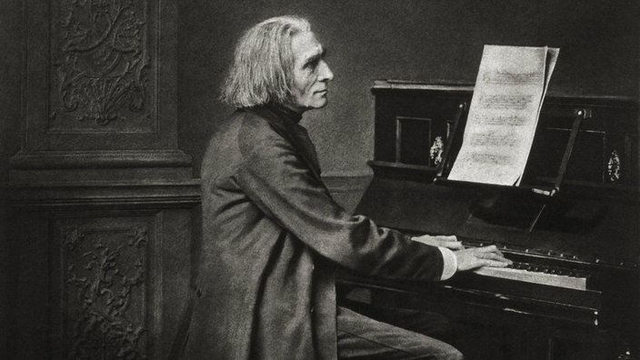 Franz Liszt am Klavier / Foto von E. Hanfstaengl