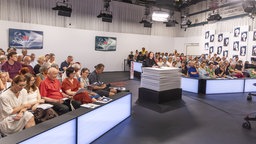 Slata Roschtal liest an einem Podium bei den Tagen der deutschsprachigen Literatur in Klagenfurt umgeben von Publikum.
