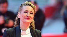Festivalchefin Tricia Tuttle steht bei der Ankunft zur Preisverleihung der Berlinale 2026 auf dem Roten Teppich vor dem Berlinale Palast.