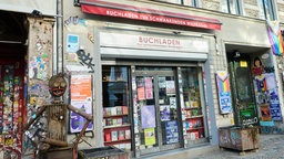 Der Buchladen "Zur Schwankenden Weltkugel" in Berlin
