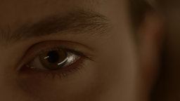 Filmstill "No Mercy" von Isa Willinger: Nahaufnahme vom Auge einer Frau.