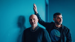 Die beiden Gründer des Verlages Altneuland, Moshe Sakal (links) und Dory Manor in ihrem Büro in Berlin.