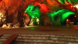 Die in verschiedenen Farben angeleuchtete Balver Höhle