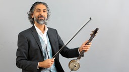 Bassem Hawar mit einer Djoze in den Händen