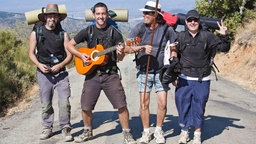 Pilgergruppe auf einer Strasse