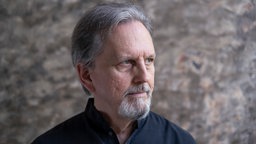 Das Beitragsbild der WDR3 Vesper "Benjamin Bagby −The Storyteller" zeigt ein Porträt von Benjamin Bagby