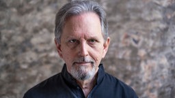 Das Beitragsbild der WDR3 Vesper "Benjamin Bagby −The Storyteller" zeigt ein Porträt von Benjamin Bagby