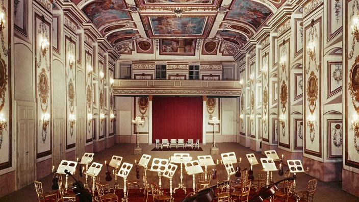 Das Beitragsbild der WDR3 Vesper "Für die Esterházy & Haydn-Variationen" zeigt den Haydn-Saal mit Fresken von Carpoforo Tencal in Schloss Esterhazy.