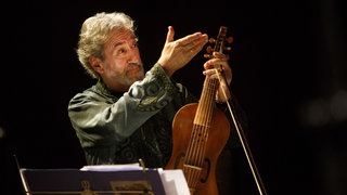 Das Beitragsbild der WDR3 Vesper "Jordi Savall - Friedensstifter & Brückenbauer" zeigt ein Porträt von Jordi Savall mit einer Gambe. 