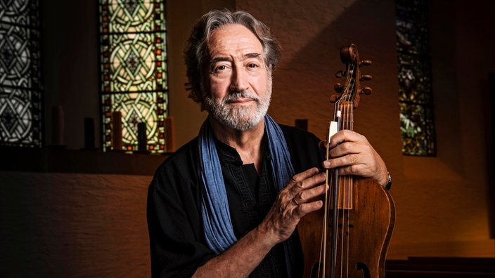 Das Beitragsbild der WDR3 Vesper "Jordi Savall - Friedensstifter & Brückenbauer" zeigt ein Porträt von Jordi Savall mit einer Gambe. 