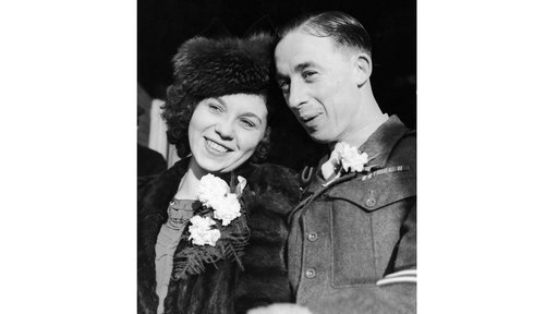 Der britische Soldat Frederick Hill heiratet Fräulein Inge Hegkhoff im Jahr 1948 in London.