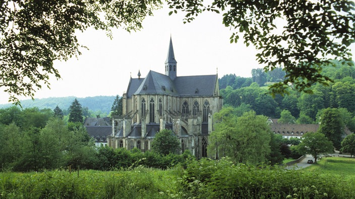 Außenansicht vom Altenberger Dom in Odenthal, umgeben von Grün.