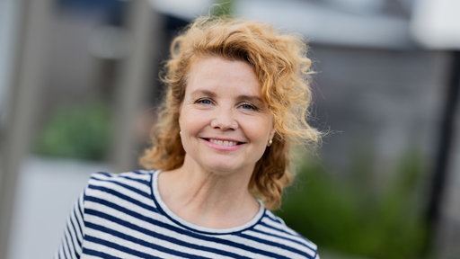 Porträtaufnahme von Schauspielerin Annette Frier  bei einem Besuch am Set von "Frier und Fünfzig - Am Ende meiner Tage", 2025. 